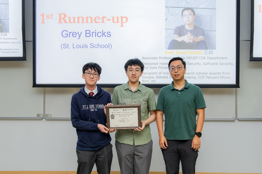 Dr. Shuai WANG (Right) congratulating Team Grey Bricks as the 1st Runner-up of the Secondary Institution category.