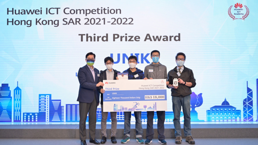 (From left) Cyberport management staff, student representative of Hang Yu LI, Hoi Chun WONG, Ka Yu KUI, Dr. Alex LAM, at the prize presentation ceremony held on 17 December 2021
