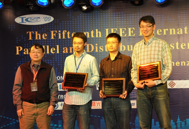 Dr. Yunhao Liu, Dezun Dong and Mo Li (from right to left) receiving the award at the event.