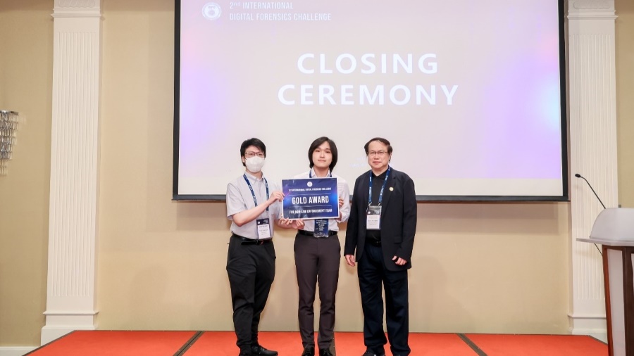 (From Left) WAN, Him Ting (previous student of COMP 4633), LAM, Hung Fai (current Firebird Leader)