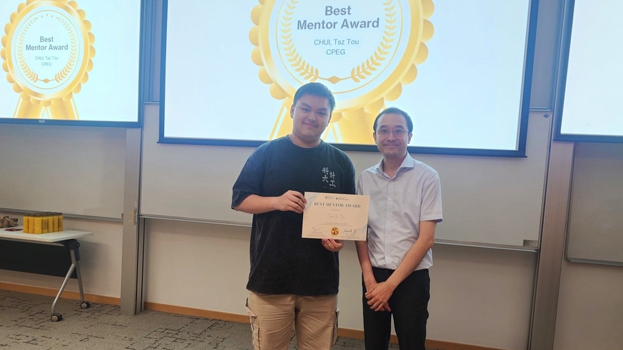 Best Mentor Awardee, Mr. CHUI Tsz Tou (Sunny) and Dr. Desmond Tsoi (right)