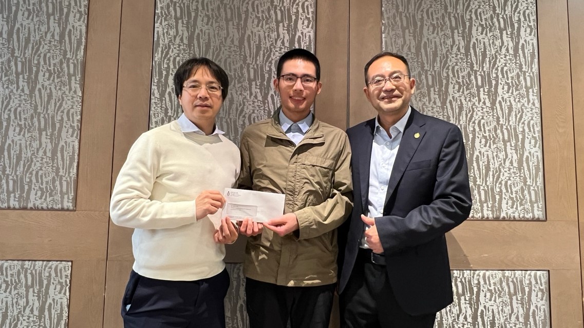 SHI Yu-Zhe (center), NSFC Young Student Basic Research Project recipient, with advisor Prof. Huamin Qu (right).