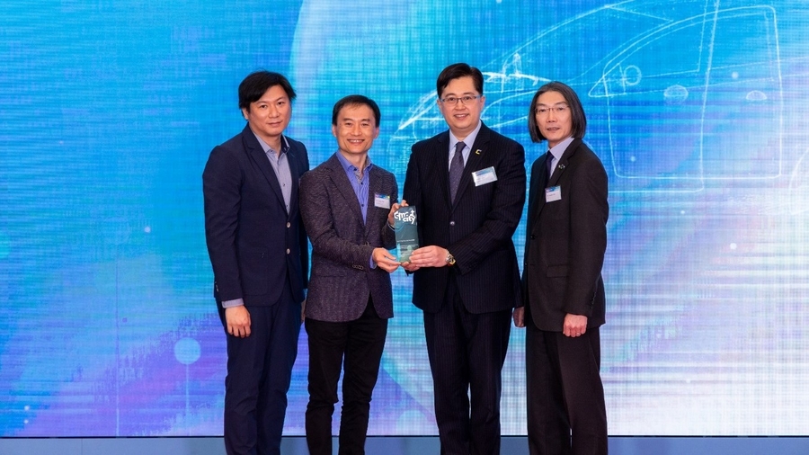Prof. Chan (2nd from the left) awarded the Smart City Partnership Award 2022