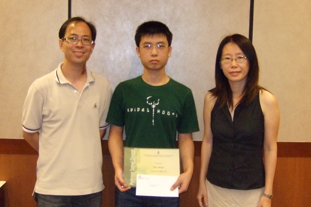 (From left to right) Prof. Siu-wing CHENG, YIN Hengli (Awardee of Professor Samuel Chanson Best FYP Award), Prof. Chiew-lan TAI (FYP supervisor of the group)