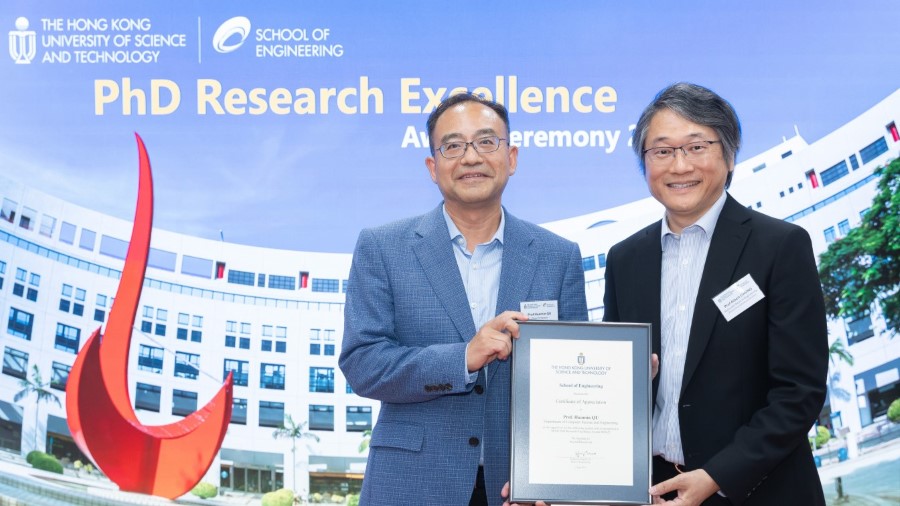 Dr. Li Haotian’s PhD advisor Prof. Qu Huamin (left) received a certificate of appreciation presented by Prof. Albert Chung, Associate Dean of Engineering (Research and Graduate Studies) and Chair of the Engineering Research Committee.