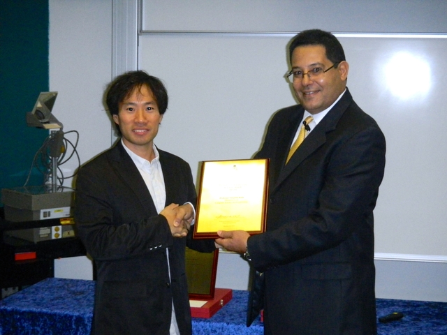 Dr. Sunghun Kim (left) received the award from Prof. Khaled Ben Letaief