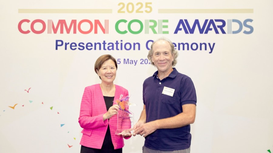 Prof. Andrew Horner (right) received the Common Core Teaching Excellence Award from President Prof. Nancy Ip (left).