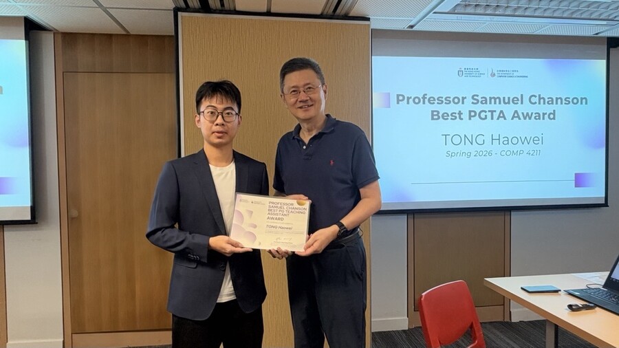 (From Left) Tong Haowei (Awardee) and Prof. Xiaofang ZHOU