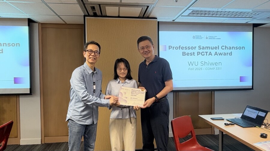 (From Left) Prof. Wilfred Ng, Wu Shiwen (Awardee) and Prof. Xiaofang ZHOU