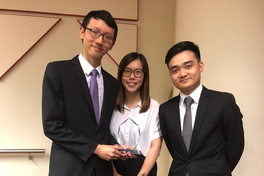 (from left to right) CSE Student Dustin LEE, CBE students Ka Yi FUNG and Ho Long Barry LEE