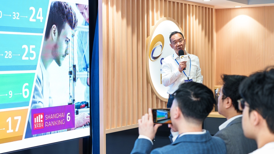 Prof. Guo Song delivered the opening remarks.